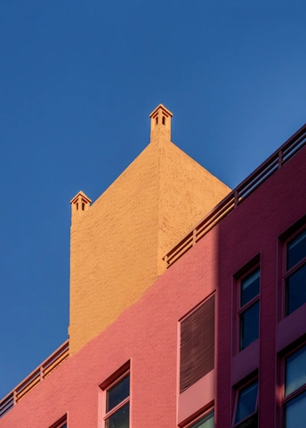 日落时在蓝天的映衬下有窗户的粉砖建筑