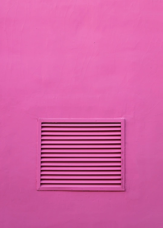 有金属格栅的粉红色墙壁