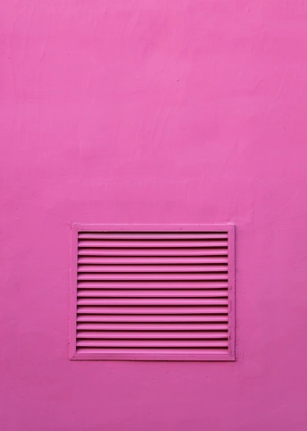 有金属格栅的粉红色墙壁