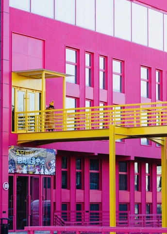 阳台上有一个人的彩色建筑