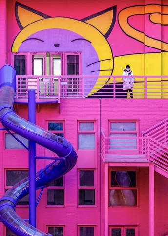 有楼梯和彩色壁画的粉红色建筑