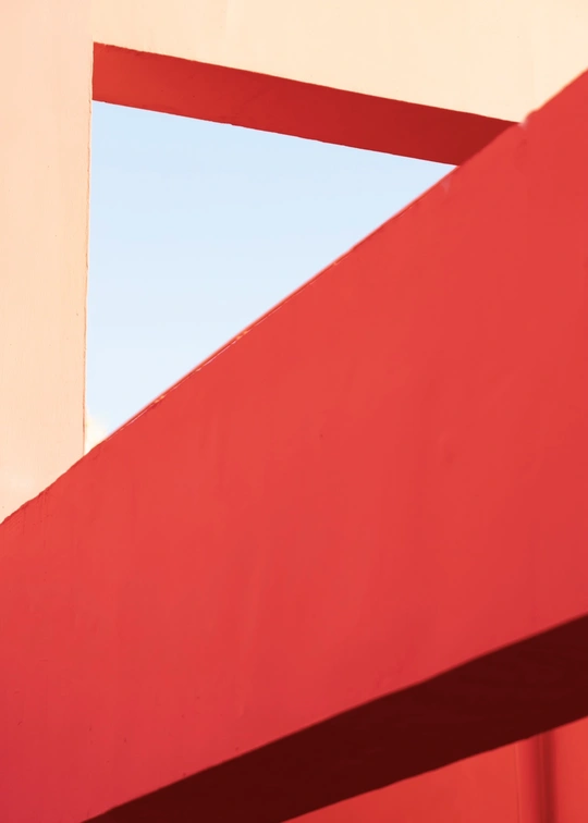 蓝天下的红色停车标志