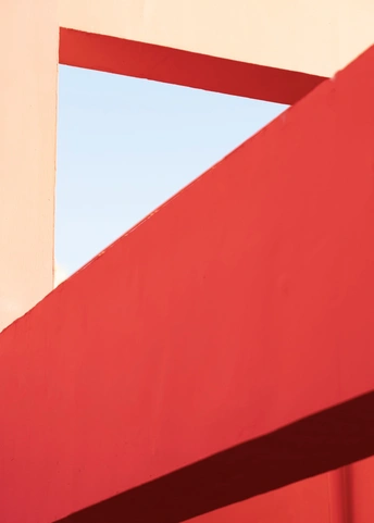 蓝天下的红色停车标志