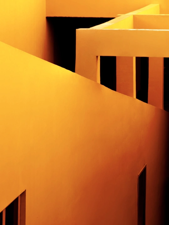 白色楼梯和橙色墙壁的建筑