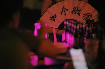 一个人在酒吧里拿着扇子