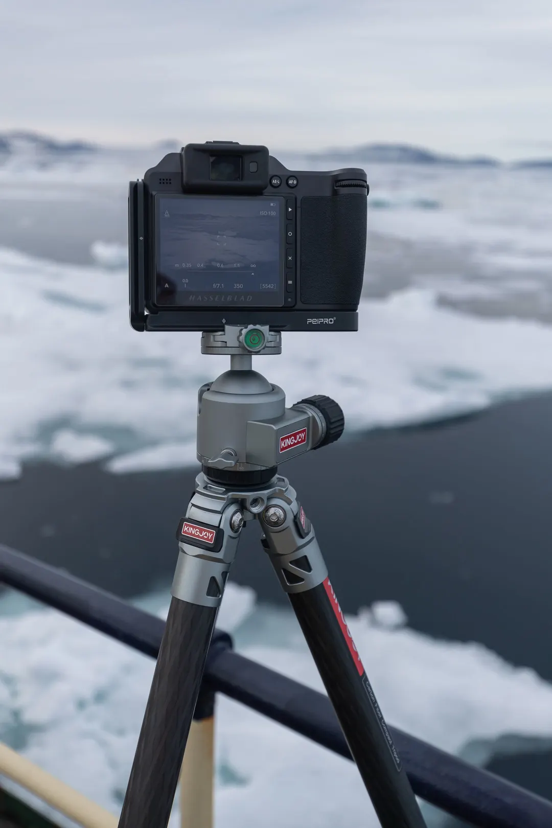 相机在 tripod 上 俯视水面