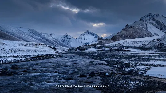 前景有一条河流的雪山山脉