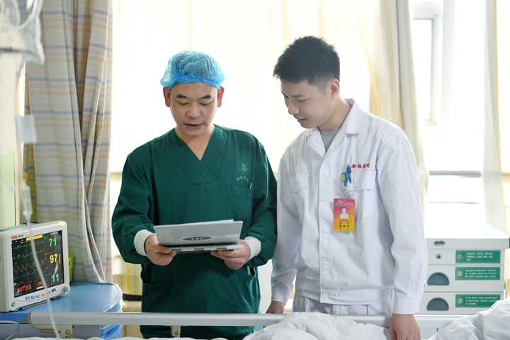 “男丁格尔”万花丛中亮眼的绿叶