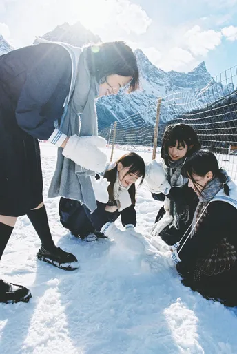 人们在雪中玩耍