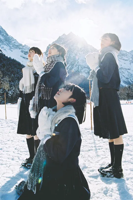 穿 costume 的人在雪中站立