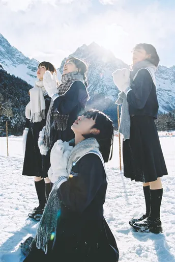 穿 costume 的人在雪中站立