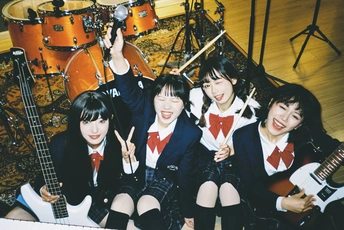 学校制服的女孩们正在为一张照片摆姿势。