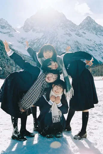 在雪中的一个家庭 背景是山脉