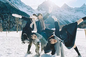 一群人在雪中 背景是一座山