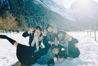一群人在雪地里拍照
