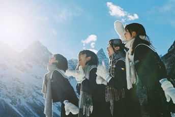 一群人在雪山上站着