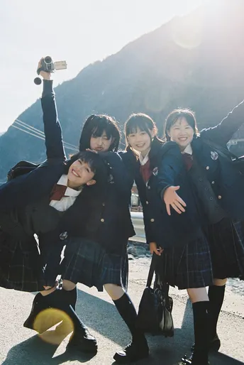 一群穿校服的女孩带着滑板