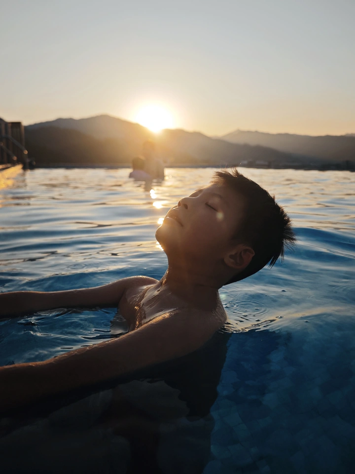 享受阳光与温泉