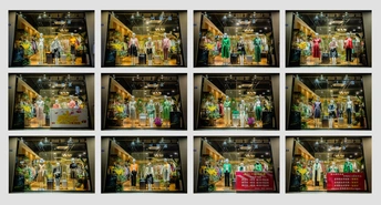 玻璃柜里摆满了玩具人偶