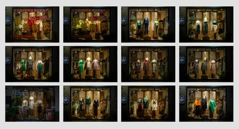 商店窗户里的模特展示服装的窗口