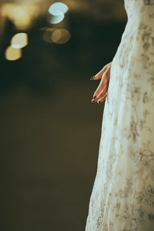 新娘穿着婚礼礼服 手里拿着她的手。