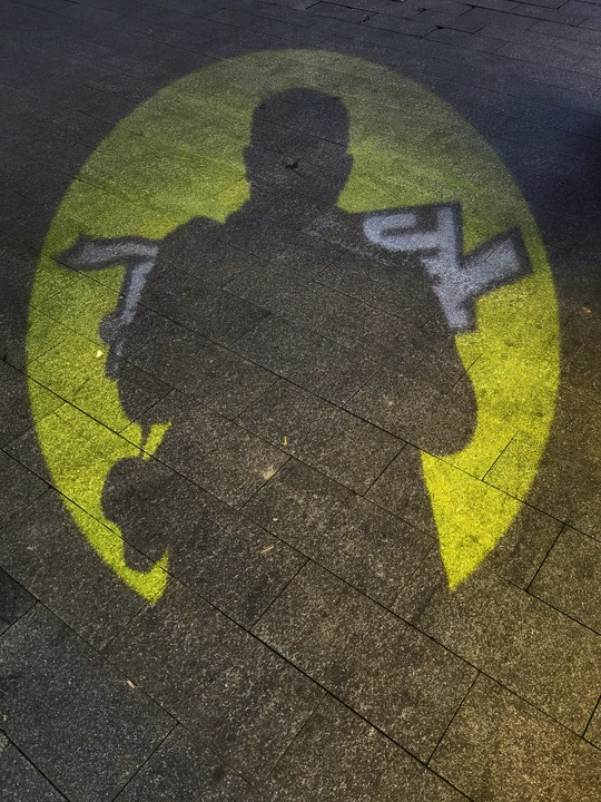 人行道上画的一个人的影子