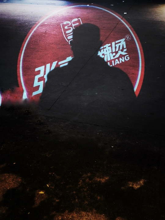 一个夜晚墙上的滑板影子