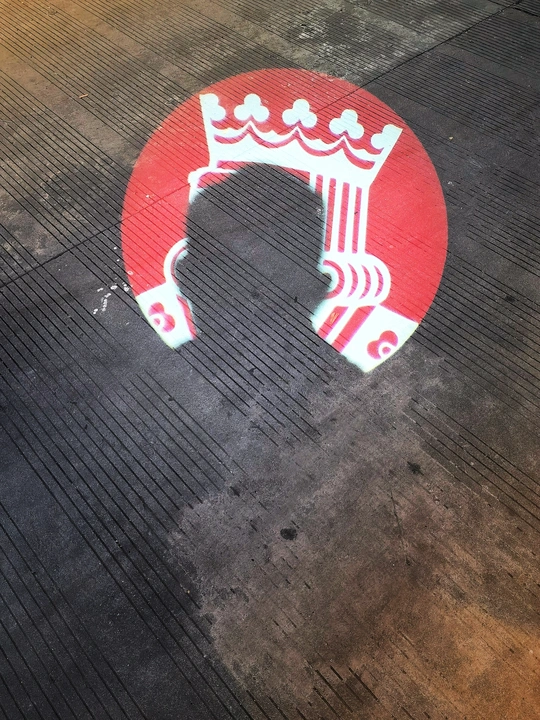 一个红色的白色徽标 地板上画了一个王冠