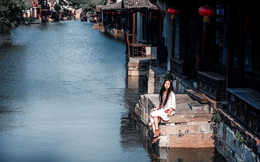 坐在运河边的年轻女子