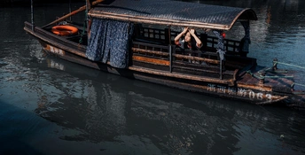 水中小船上的男子