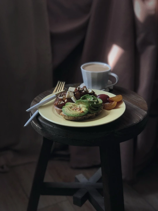 一张小桌椅 凳子上放着一盘食物和一杯咖啡