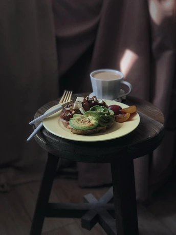 一张小桌椅 凳子上放着一盘食物和一杯咖啡