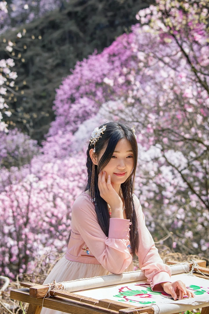 九皇山辛夷花节绣女
