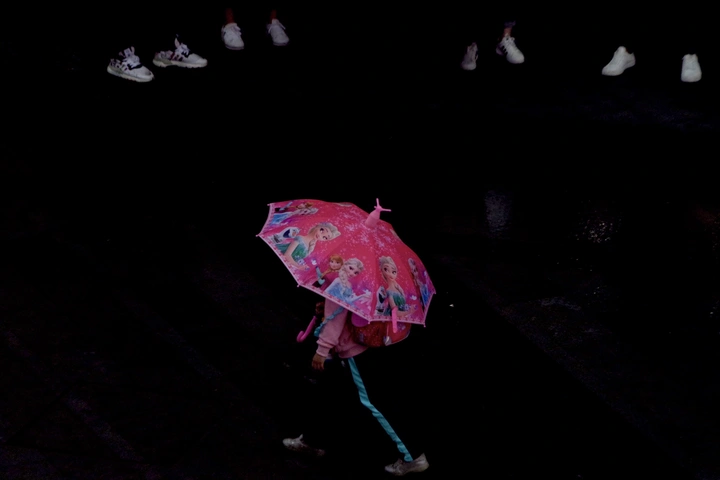 雨中觅色