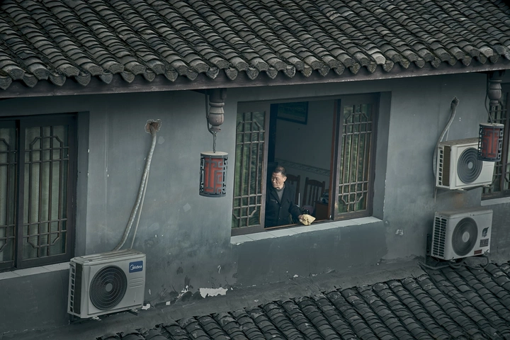 小镇二楼的老房子