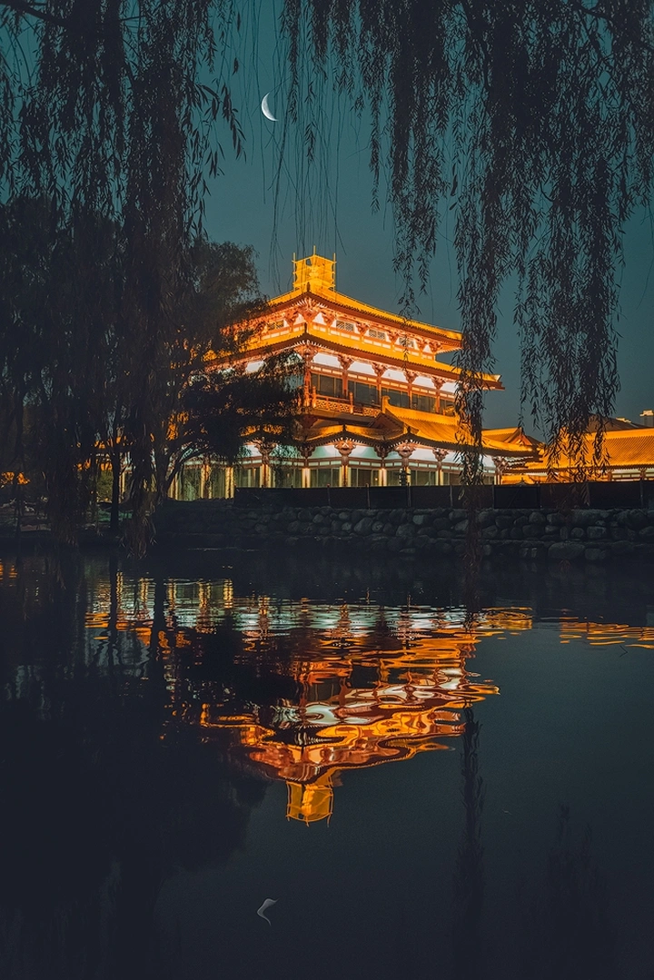 夜晚，仿古建筑与倒影