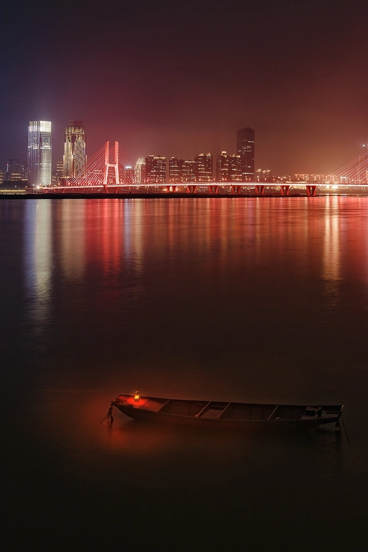 夜色下的木船和现在建筑