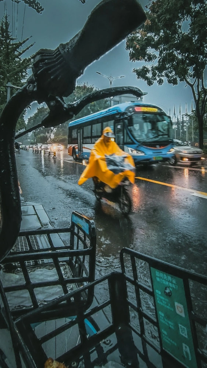 早高峰，突如其来的大雨
