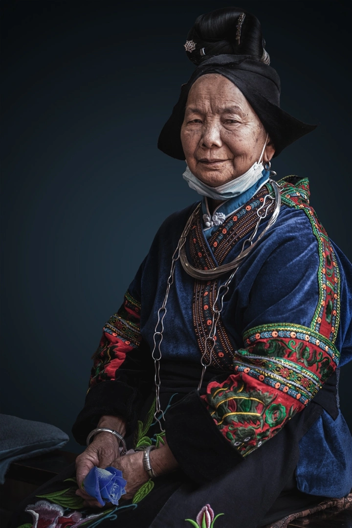 苗族妇女肖像