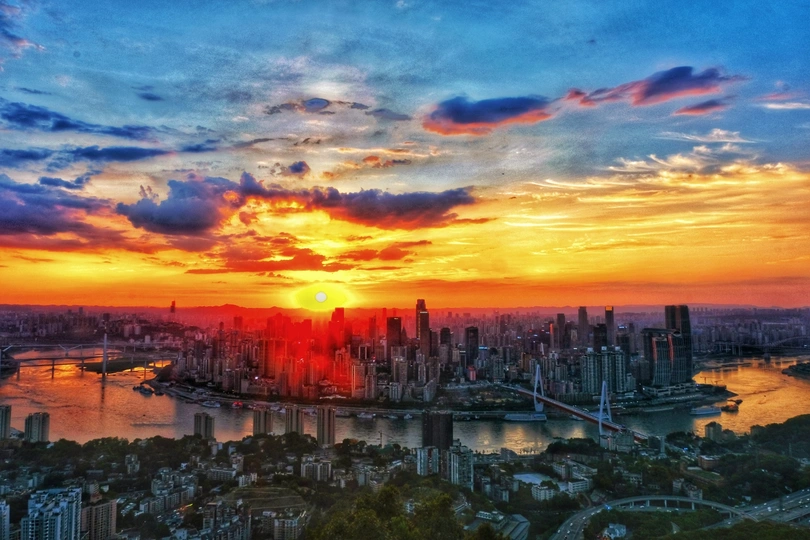 城市上空美丽的日落 前景是一条河