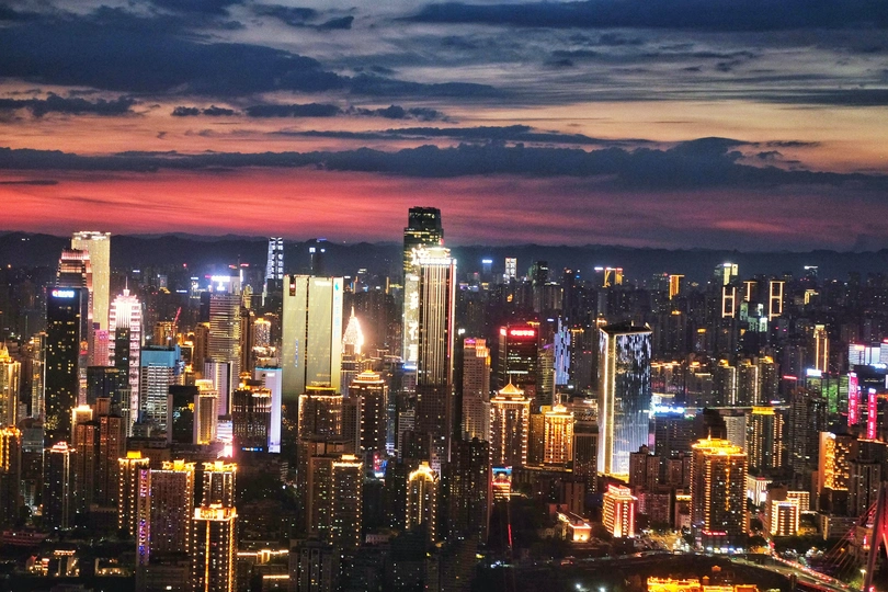 晚上香港天际线的照片 前景是香港市