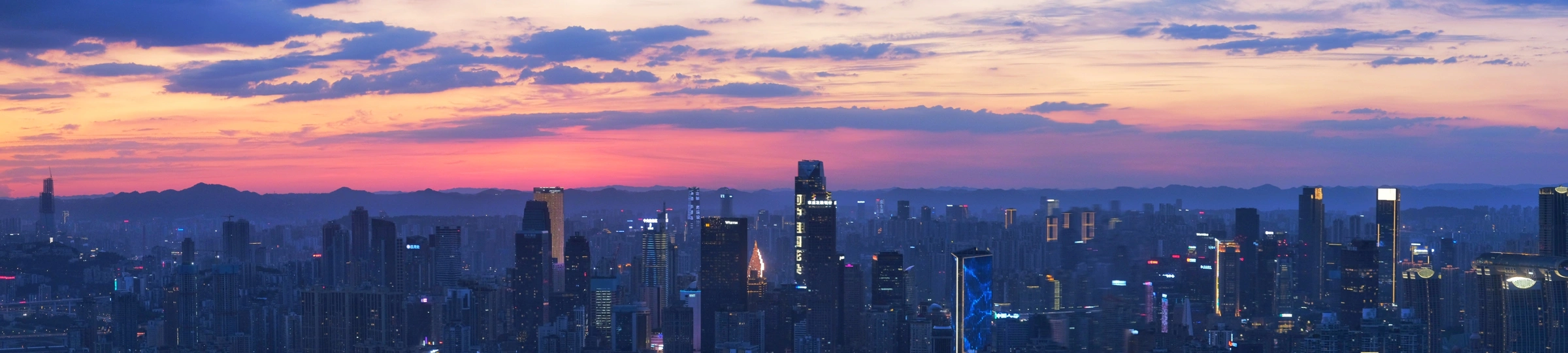 日落时的城市景色 前景是摩天大楼