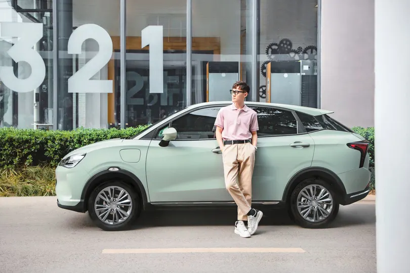 站在汽车展示厅前的一个男人