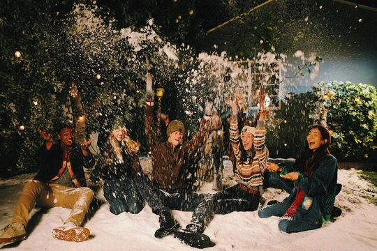 一群人在雪地里坐着