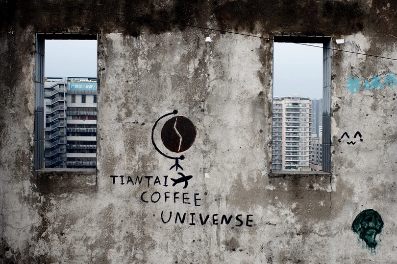 墙上涂鸦的老建筑