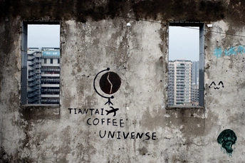 墙上涂鸦的老建筑