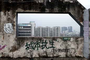 涂鸦的墙壁和俯瞰城市的巨大窗户