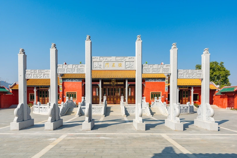 白色的柱子在中国寺庙入口处