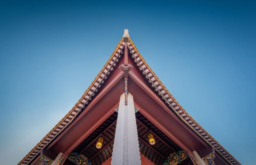 寺庙的屋顶在蓝天上