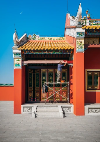 一个站在建筑物屋顶上的男人